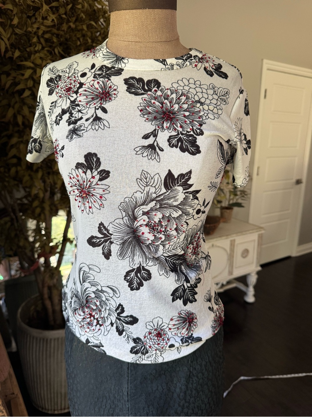 Vintage Karen KaneFloral Short-Sleeve Top in White with Black & Red Accents